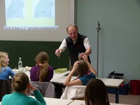 Peter Sürth zeigt den Schülern Luchskot, durch dessen Fund man ein Luchsvorkommen relativ sicher bestätigen kann - (Foto: Naturpark Schwarzwald Mitte/Nord)